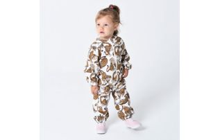 petite fille en pyjama